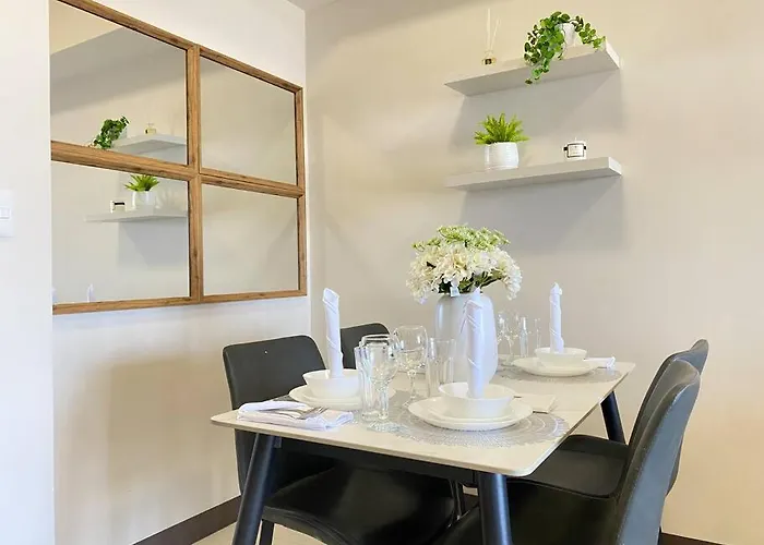 Apartment Bgc Skyline 2br With Parking In Uptown Bgc *
