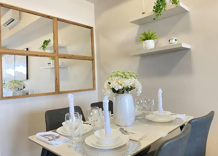 Apartment Bgc Skyline 2br With Parking In Uptown Bgc *