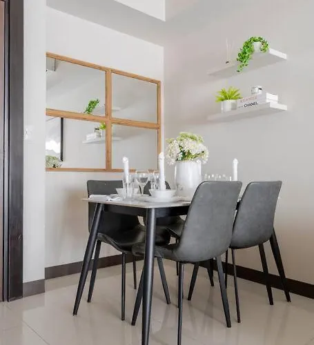 Bgc Skyline 2br With Parking In Uptown Bgc *