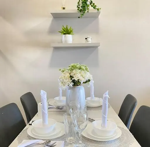 Bgc Skyline 2br With Parking In Uptown Bgc Apartment