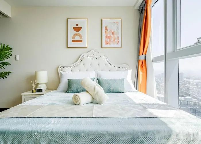 Bgc Skyline 2br With Parking In Uptown Bgc * Manila