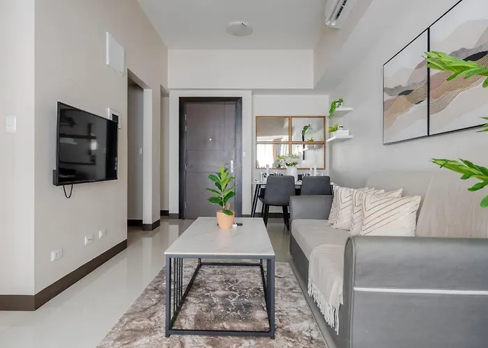 Bgc Skyline 2br With Parking In Uptown Bgc
