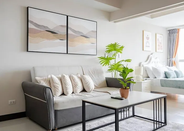 Bgc Skyline 2br With Parking In Uptown Bgc * Manila