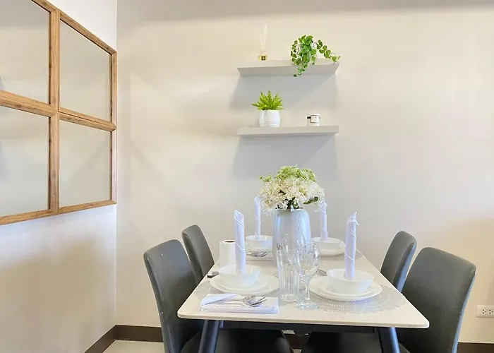 Bgc Skyline 2br With Parking In Uptown Bgc