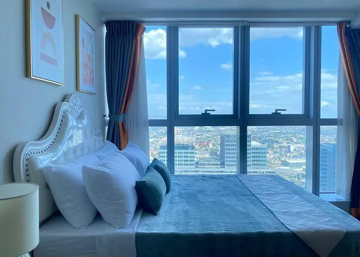 Bgc Skyline 2br With Parking In Uptown Bgc